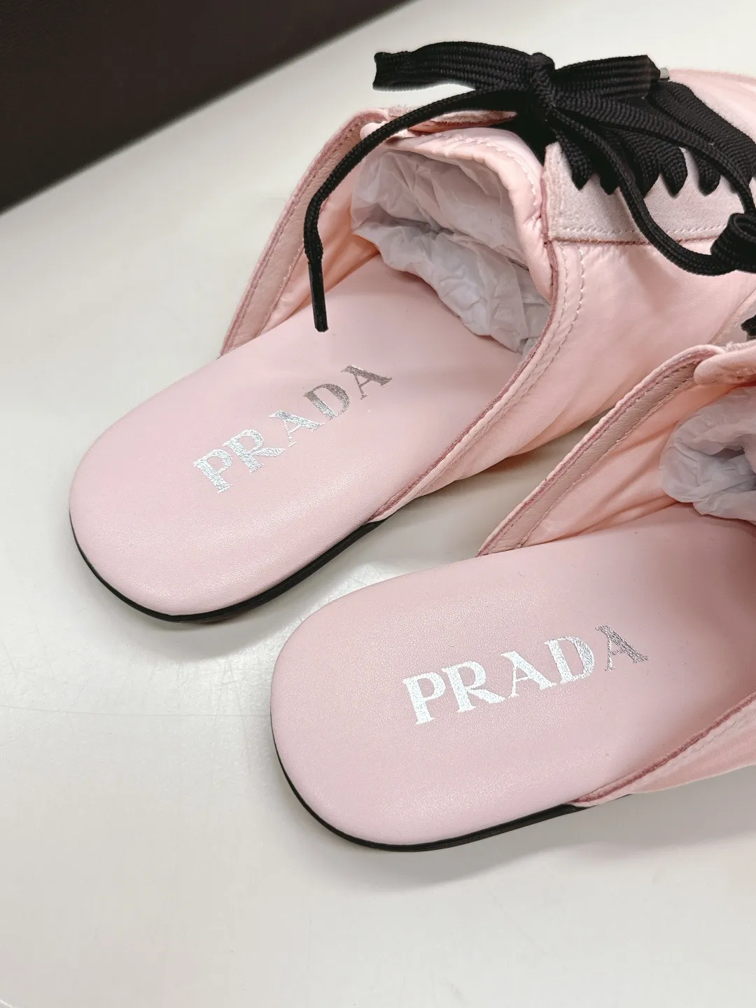 👟👟Ex-factory price 480👟👟 New color half-flop Prada Collapse regenerated nylon and suede leather stretch half-flop 2025 spring and summer latest catwalk style Forrest Gump slippers Fashion item thin casual slippers This ultra-light sports shoe is made of regenerated nylon and suede leather to create a three-dimensional shoe shape. The mixed materials highlight Prada's sports style and exquisite craftsmanship soul. The flat bottom design and elastic side cuffs make it easy to put on and take off with ease. The upper is decorated with a screen-printed logo ● Thin rubber sole · Removable leather insole upper, a casual shoe that is light, easy to wear and practical, with an original molded rubber outsole! Encounter a variety of colors combined with Forrest Gump shapes and iconic details such as Prada regenerated nylon to interpret a new style. Size: Women’s size. 35～39# 40.41